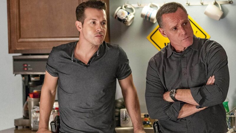 Antonio Dawson (Jon Seda, l.), Hank Voight (Jason Beghe) – Bild: Foto: TVNOW