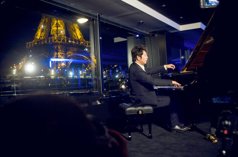 In Paris begeistert Lang Lang das Publikum mit einem einzigartigen Konzert auf einem Boot mitten auf der Seine. – Bild: Jean-Baptiste Millot/Deutsche Grammophon In Paris begeistert Lang Lang das Publikum mit einem einzigartigen Konzert auf einem Boot mitten auf der Seine. – Bild: Jean-Baptiste Millot/Deutsche Grammophon