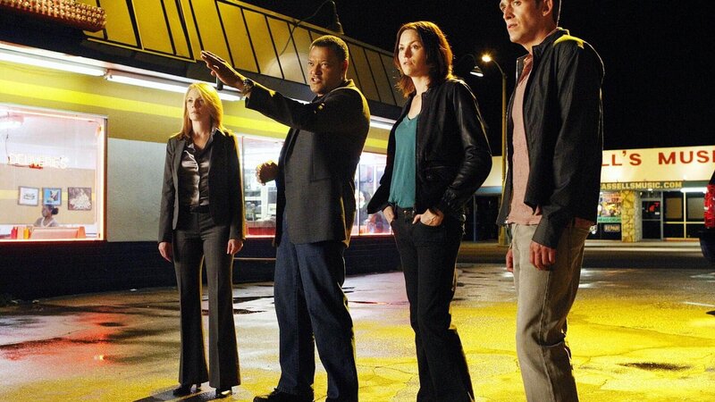 Tatortbesichtigung: Die CSI-Ermittler (v.li.) Catherine (Marg Helgenberger), Ray Langston (Laurence Fishburne), Sara (Jorja Fox) und Greg (Eric Szmanda) versuchen den Tathergang zu rekonstruieren. – Bild: MG RTL D /​ CBS