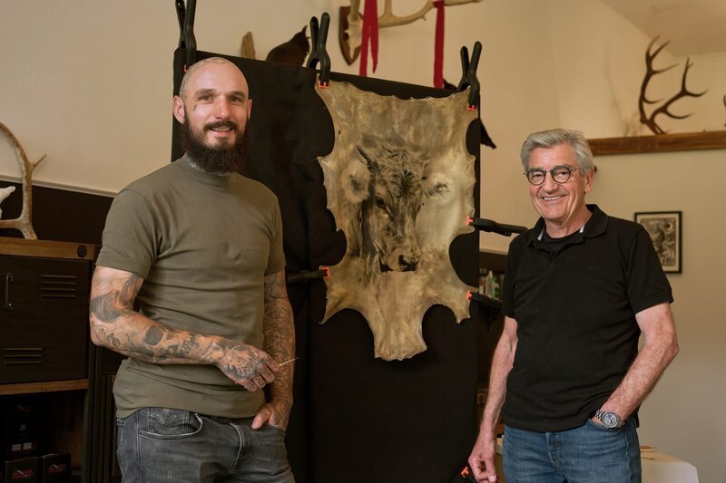 Es geht doch auf eine Kuhhaut: Tiermaler Daniel Bensmann mag keine Leinwand. – Bild: HP Fischer /​ BR, megaherz gmbh