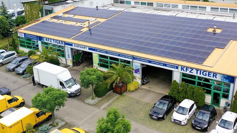 Drone shot of the building of the workshop – Bild: Warner Bros. Discovery, Inc. or its subsidiaries and affiliates