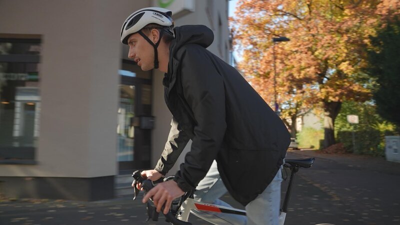 Reporter Jan Quick untersucht, ob man mit dem Smartphone und Microjob-Apps leicht Geld verdienen kann. – Bild: RTL /​ me:works