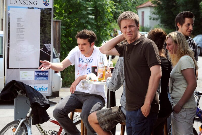 Ludwig ist geschockt, als Caro einfach mit einem anderen Mann wegfährt. Von links: Florian (Tommy Schwimmer) und Ludwig Brunner (Martin Wenzl). – Bild: Marco Orlando Pichler /​ BR