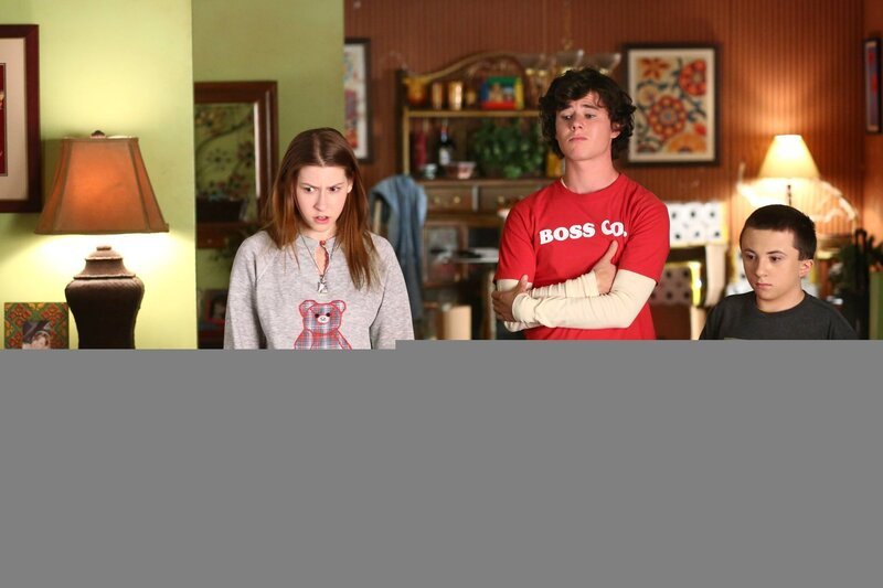 (v.l.n.r.) Sue (Eden Sher); Axl (Charlie McDemott); Brick (Atticus Shaffer) – Bild: Warner Brothers
