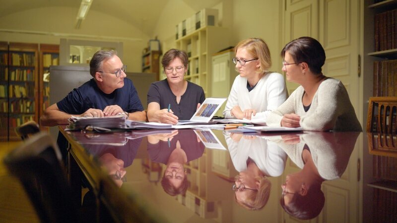  Franz Kirchweger, Martina Griesser, Sabine Stanek und Katharina Uhlir – Besprechung der Untersuchungsergebnisse. – Bild: ORF/​epo-film/​Hubert Doppler