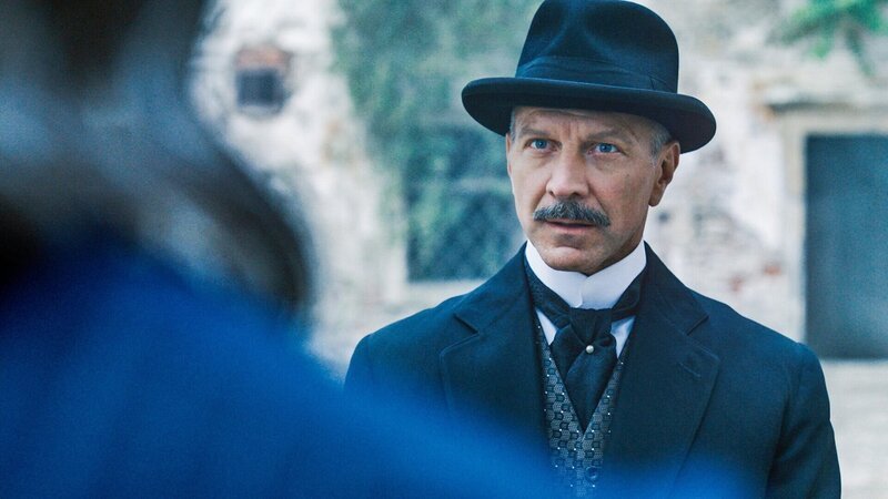 Chief Strasser (Simon Hatzl). – Bild: ORF/​MR Film