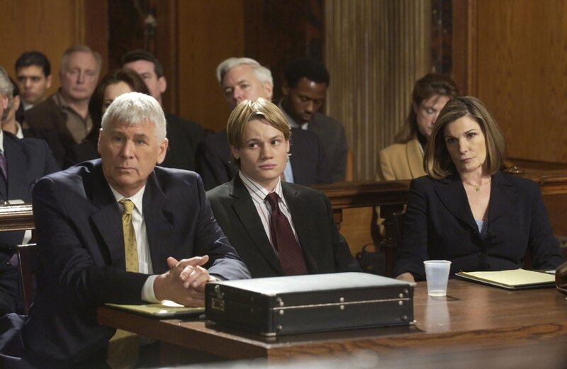 LAW & ORDER: SPECIAL VICTIMS UNIT -- NBC Series -- „Gone“ -- Pictured: (l-r) Barry Bostwick as Attorney Oliver Gates, Harry Zittel as Jason King, Susan Saint James as Attorney Monica Bradshaw. – Bild: NBC UNIVERSAL TELEVISION STUDIO