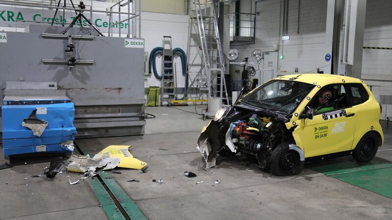 Das Leichtkraftfahrzeug Aixam Crossline wurde beim Crash-Text von auto mobil – Das VOX Automagazin und der DEKRA frontal gegen ein stehendes Hindernis gecrasht. Die Verwendung des sendungsbezogenen Materials ist nur mit dem Hinweis und Verlinkung auf RTL+ gestattet. – Bild: Dekra /​ Friedhelm Schwicker