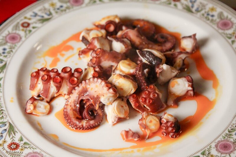 Ein mit scharfem Chiliöl übergossener Oktopus ist ein beliebtes Gericht im Restaurant „“È pronto o mangià“ in Neapel. – Bild: ORF/​Warner/​The Travel Channel