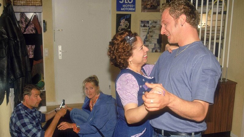 Das neue Paar Gisi (Franziska Traub, 2.v.r.) und Matze (Matthias Komm, r.) tanzt durch die Wohnung. Ein Anblick, an den sich Rita (Gaby Köster) und Horst (Frank Vockroth) noch gewöhnen müssen. – Bild: MG RTL D