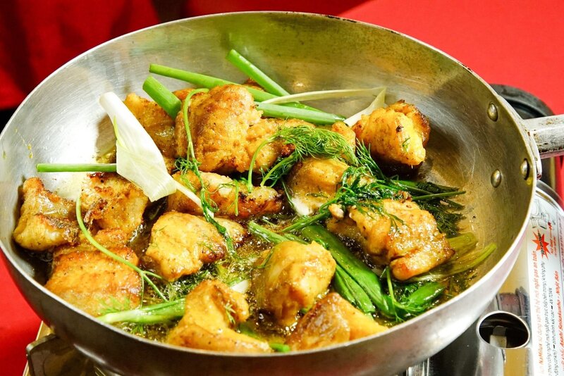 „Chả Cá“ (gegrillter und gebratener Fisch mit Reisnudeln), hier serviert im „Chả Cá Kinh Kỳ“, einem Restaurant in der Altstadt von Hanoi. – Bild: ORF/​Warner/​The Travel Channel