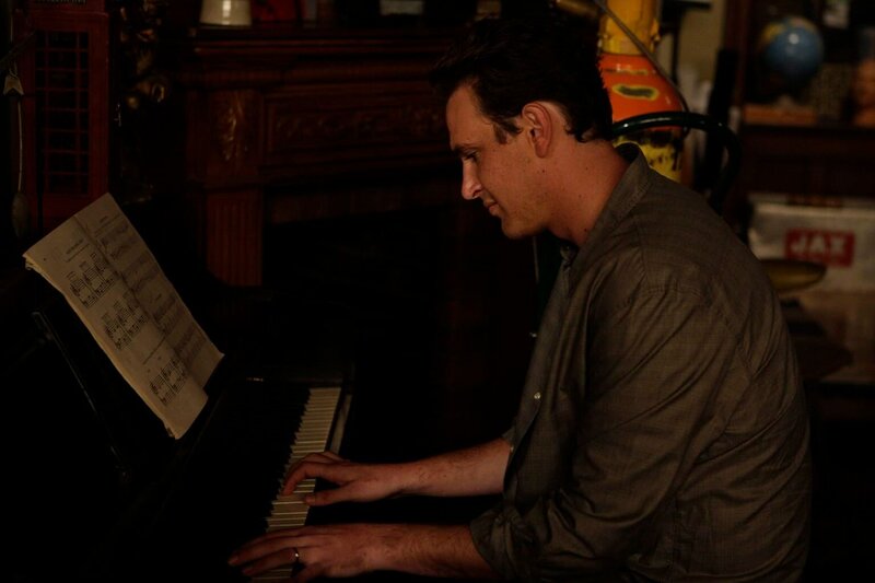 Ted, Robin, Marshall und Lily beschließen, sich in einem Fitnessstudio anzumelden. Während Marshall (Jason Segel) an die Trainerin Trish gerät, die ihn dermaßen schindet, dass er zu heulen anfängt, landet Lily bei einem Trainer, der mit ihr nur entspannende Dehnübungen macht … – Bild: 20th Century Fox International Television Lizenzbild frei