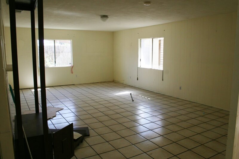 Das Wohnzimmer bietet viel Platz und Licht. Was Christina und Tarek daraus wohl zaubern? – Bild: Scripps Networks, LLC