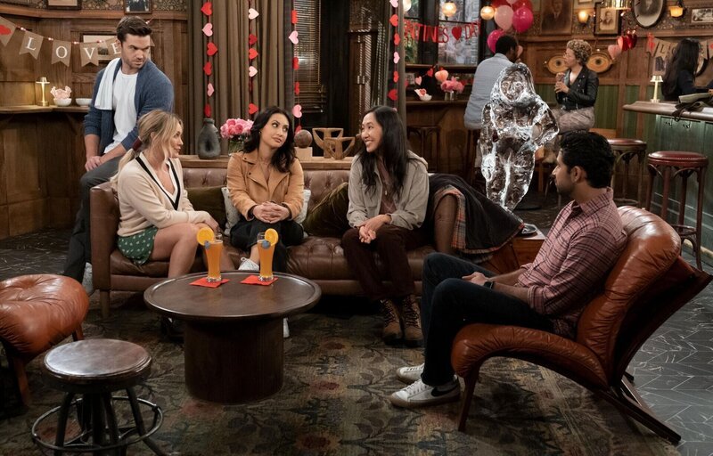 (v.l.n.r.) Charlie (Ton Ainsley); Sophie (Hilary Duff); Valentina (Francia Raisa); Ellen (Tien Tran); Sid (Suraj Sharma) – Bild: 2023 20th Television