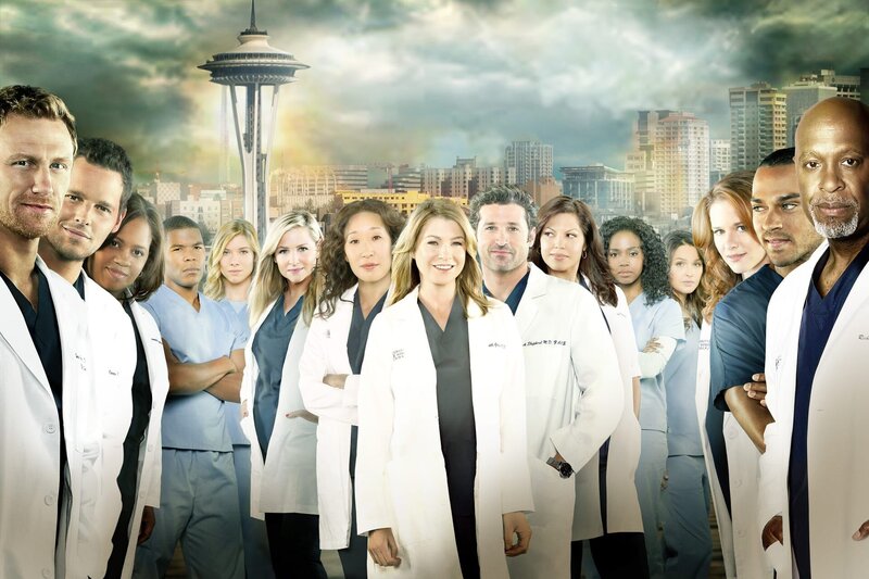 (10. Staffel) – Grey’s Anatomy: Owen (Kevin McKidd), Alex (Justin Chambers), Miranda (Chandra Wilson), Shane (Gaius Charles), Leah (Tessa Ferrer), Arizona (Jessica Capshaw), Cristina (Sandra Oh), Meredith (Ellen Pompeo), Derek (Patrick Dempsey), Callie (Sara Ramirez), Stephanie (Jerrika Hinton), Jo (Camilla Luddington), April (Sarah Drew), Jackson (Jesse Williams) und Richard (James Pickens, Jr.) … – Bild: 2013 American Broadcasting Companies, Inc. All rights reserved. /​ Bob D’Amico Lizenzbild frei