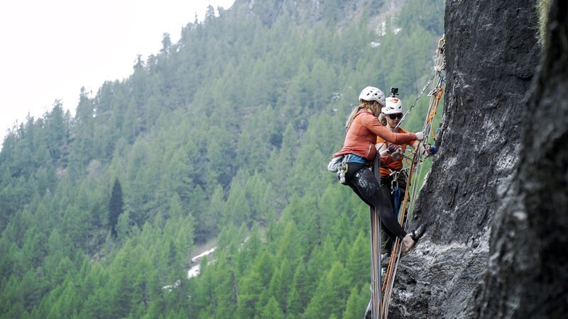 Das Expeditionsteam Folge 7 Coraline Weber und Pauline Laubscher, Mitglieder des SAC-Expeditionsteam der Frauen, beim Standeinrichten in einer senkrechter Wand Copyright: SRF/​Halsundbeinbruch Film – Bild: SRF/​Halsundbeinbruch Film