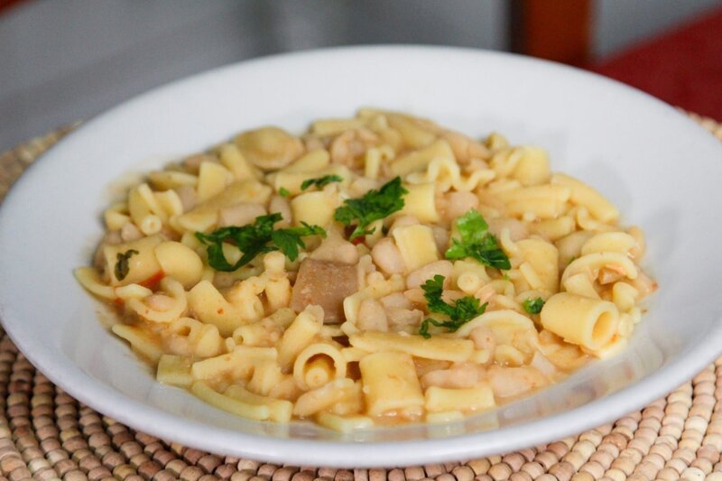 Die „Pasta e Fagioli“ (Nudelsuppe mit Bohnen) ist ein Klassiker in der italienischen Küche. – Bild: ORF/​Warner/​The Travel Channel
