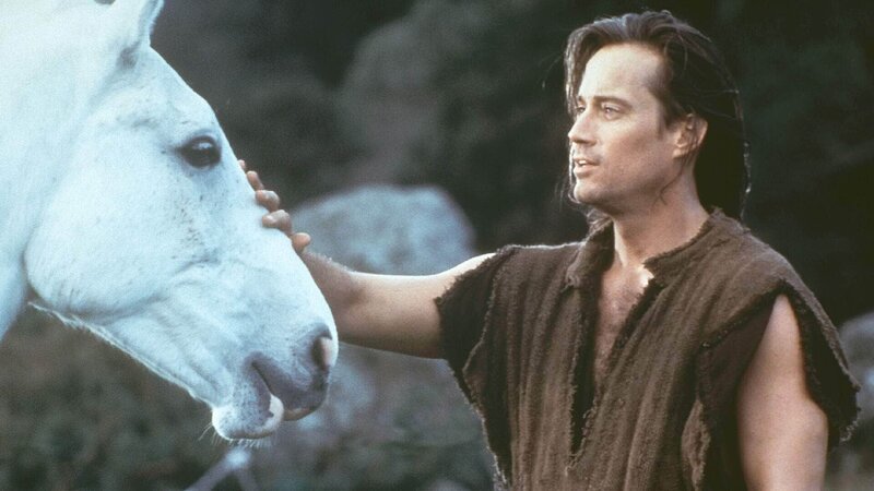 Eine der Aufgaben, die der Druide Mabon von Hercules (Kevin Sorbo) verlangt, ist, ein wildes Pferd dazu zu bringen, ihm zu vertrauen. – Bild: TVNOW