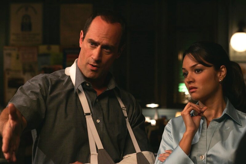 Scene 35 (Int) Squadroom (late night) „spitball they’ll bring in Carlos“ Chris Meloni (Stabler) Paula Garces (CSU Millie Vizcarrondo) – Bild: Will Hart /​ NBC Universal