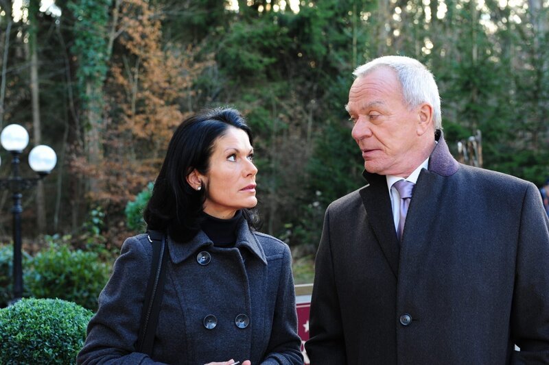 Doris (Simone Ritscher, l.); Werner (Dirk Galuba, r.) – Bild: ARD /​ Ann Paur