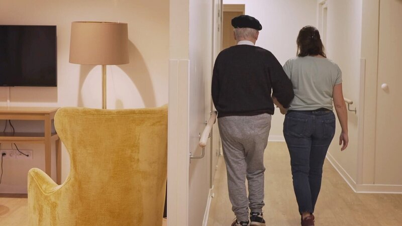 Pflegehelferin Patricia Perez achtet sorgsam auf das Wohlbefinden der Bewohnerinnen und Bewohner. – Bild: ORF/​ARTE/​Together Media