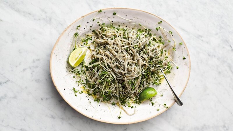 Schwarze Tahini-Nudeln – Bild: MG RTL D /​ SamRobinson /​ ©2017 Jamie Oliver Enterprises Limited