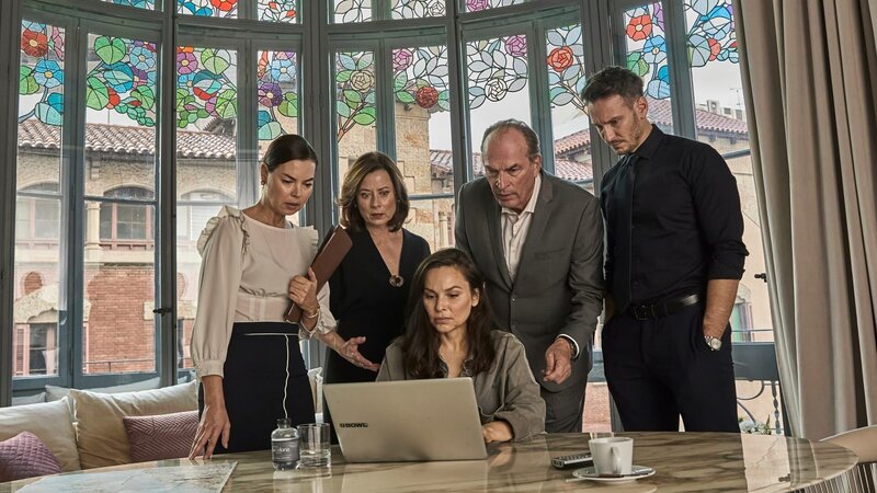 Nachdem die Prinzessin verschwunden ist, herrscht große Aufregung bei ihrer Assistentin Carolina (Liliana Cabal, l.), Isabel Santos (Inka Friedrich, 2.v.l.), Viktor Hansen (Herbert Knaup, 2.v.r.) und Mateo Bonachera (Vladimir Burlakov, r.). Doch Laura Santos (Mina Tander, M.) behält einen kühlen Kopf und ortet die Prinzessin mit Hilfe des Handys, das sie bei sich hat. – Bild: ZDF und Lucía Faraig