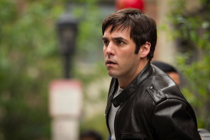 Frankie Rizzoli Jr. (Jordan Bridges) versucht seiner großen Schwester so gut es geht bei einem Fall zu helfen. Das Problem: Eine gute Freundin ist die Tatverdächtige! – Bild: Turner /​ TM & (C)TURNER ENTERTAINMENT NETWORKS, INC. A TIME WARNER COMPANY. ALL RIGHTS RESERVED.