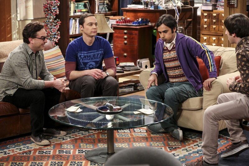 Während Leonard (Johnny Galecki, l.) und Raj (Kunal Nayyar, r.) den Atem anhalten müssen, hat Sheldon (Jim Parsons, M.) seinen ersten richtigen Streit mit Amy … – Bild: PLURIMEDIA (Warner Bros Television) Während Leonard (Johnny Galecki, l.) und Raj (Kunal Nayyar, r.) den Atem anhalten müssen, hat Sheldon (Jim Parsons, M.) seinen ersten richtigen Streit mit Amy … – Bild: PLURIMEDIA (Warner Bros Television)