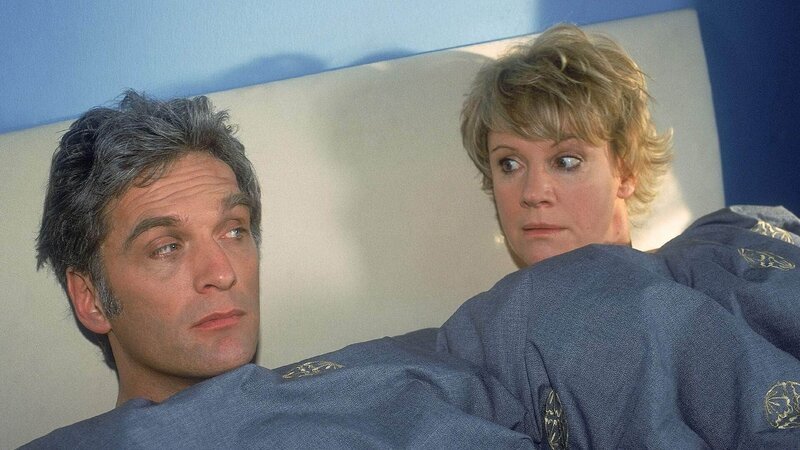 Schmidt (Walter Sittler) und Nikola (Mariele Millowitsch) erwachen nach einer durchzechten Nacht splitterfasernackt in einem Bett auf. Doch beide können sich nicht daran erinnern, was in der Nacht vorgefallen ist … – Bild: MG RTL D /​ Guido Engels