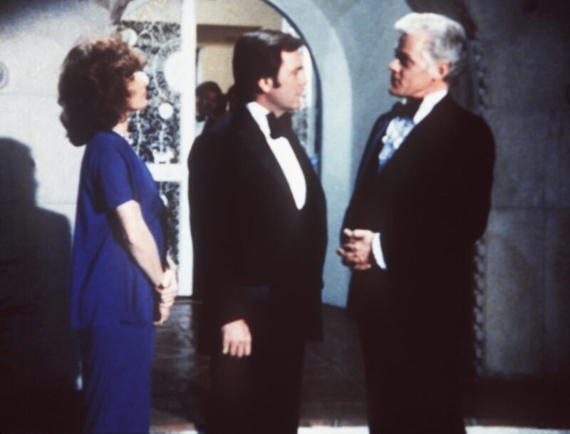 Herbert Cober (Peter MacLean, r.), der Kopf der Entführerbande, muss feststellen, dass es Jennifer (Stefanie Powers, l.) und Jonathan (Robert Wagner, M.) gelungen ist, ihn aufs Kreuz zu legen … – Bild: Columbia Pictures