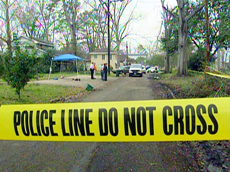 Ein Notruf geht bei der Polizei ein: Ein Arzt hat seine Frau in einer Blutlache auf dem Badezimmerboden gefunden. – Bild: RTL