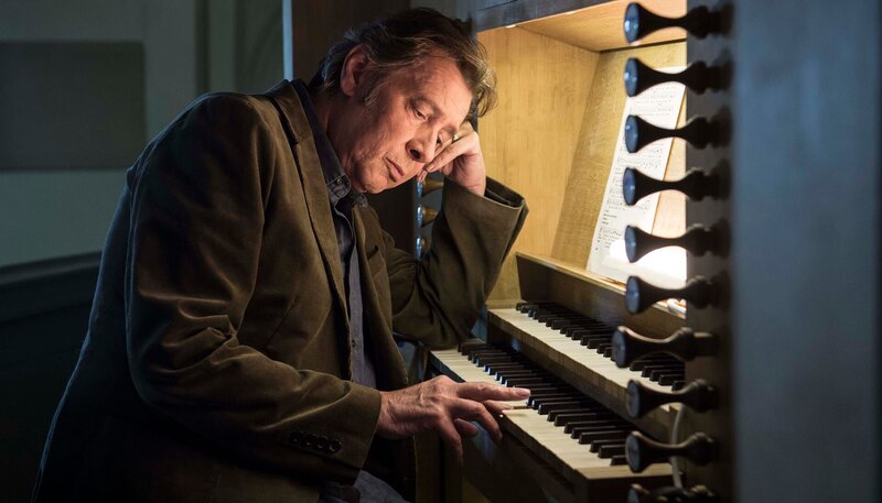 Pastor Book (Jan Fedder) fühlt sich überfordert, als wenn alle Lasten auf ihn abgeladen werden. – Bild: NDR/​Sandra Hoever /​ ZDF und NDR/​Sandra Hoever