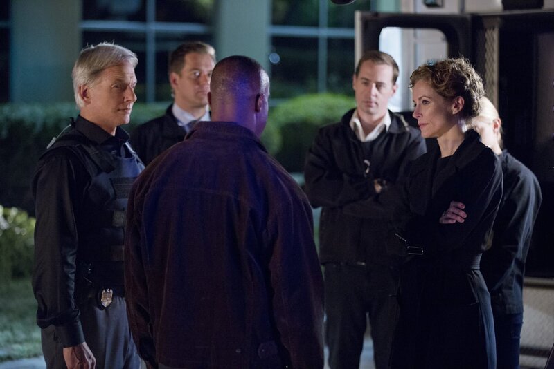 Nachdem er ein illegales Wettbüro ausgeraubt hat, stirbt der junge Seaman Dokes bei einem Autounfall. Das Team um Vance (Rocky Carroll), mit Gibbs (Mark Harmon), Tony (Michael Weatherly), McGee (Sean Murray) und Bishop (Emily Wickersham) versucht alles, um den Fall zu lösen. Doch SecNav Sarah Porter (Leslie Hope) droht Vance mit Entlassung … – Bild: CBS Television