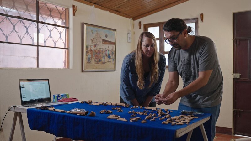 Melissa Burham in Flory Pinzons Labor – Bild: THE HISTORY CHANNEL /​ PERNEL MEDIA