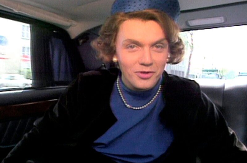 Ein Sketch der sechsten Folge der Radio Bremen-Produktion „Total Normal“ erlangte große Bekanntheit: Als Königin Beatrix verkleidet gelangt Hape Kerkeling im April 1991 mit einem Wagen samt Chauffeur ins Schloss Bellevue des Bundespräsidialamtes. Erst nach mehreren Minuten wurde er vom anwesenden Wachpersonal aufgefordert, das Gelände unverzüglich zu verlassen. – Bild: Radio Bremen