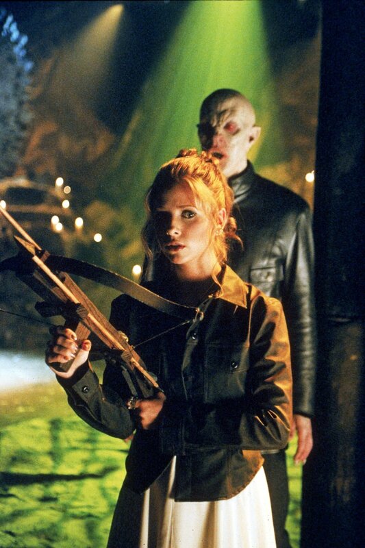 Buffy (Sarah Michelle Gellar) tritt zum letzten Gefecht gegen den Meister (Mark Metcalf) an. – Bild: RTL /​ Twentieth Century Fox Film Corporation