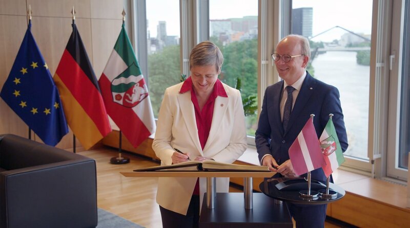  300 Besucher und Staatsgäste trifft Landtagspräsident André Kuper (re.) im Jahr, wie auch die lettische Botschafterin. – Bild: WDR/​Arne Wolter