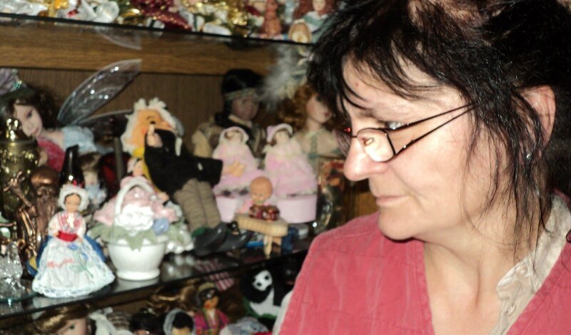 Angela (52) hat in 22 Jahren über 400 Puppen gesammelt. Große und kleine, sprechende und laufende, Porzellan- und Kunststoffpuppen – Angela besitzt einfach alle erdenklichen Sorten an Puppen. – Bild: RTL II