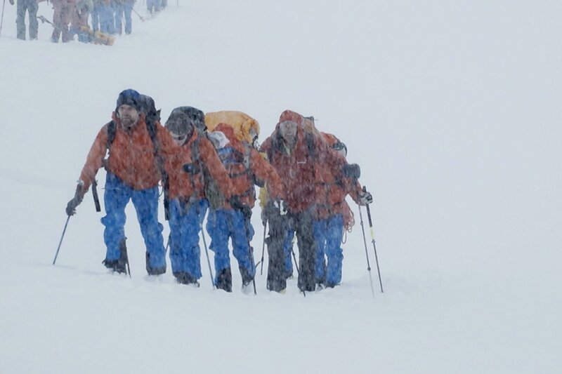 Teilnehmer des SAC-Expeditionsteams bei der Ausbildung in Schnee und Eis im Bächlital – Bild: SRF/​Halsundbeinbruch Film