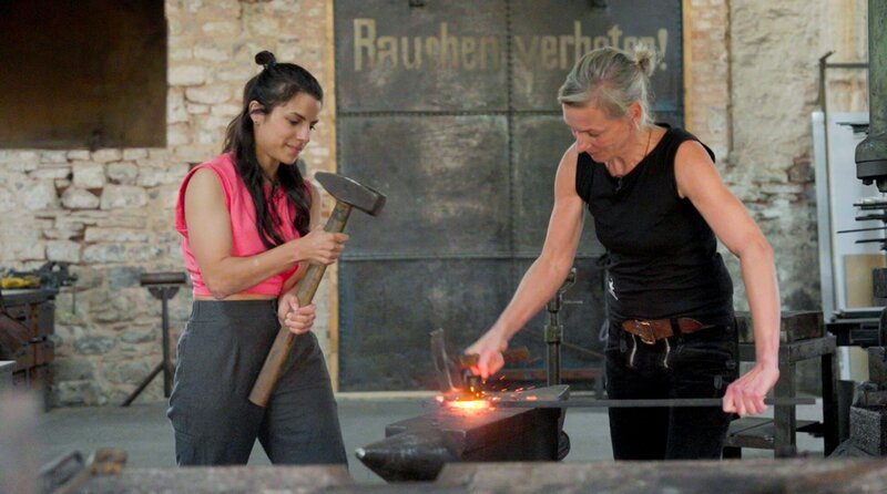 In der Ateliersschmiede im Harz zeigt Schmiedin Caro Stolze (r.) Clarissa wie man schmiedet. – Bild: Radio Bremen /​Marina Schnieders