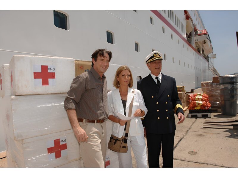 Sarah Richter (Karin Thaler) und Andreas Helm (Helmut Zierl, l.) überführen mit Hilfe von Kapitän Paulsen (Siegfried Rauch, r.) wichtige Medikamente nach Papua Neuguinea. – Bild: Romance TV