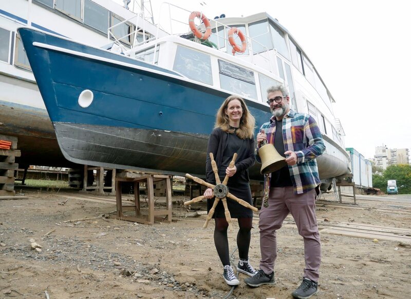 Eva und Sebastian Gehrlein vor ihrem Wohnschiff „Grafenwerth“. – Bild: HR/​Uli Pförtner