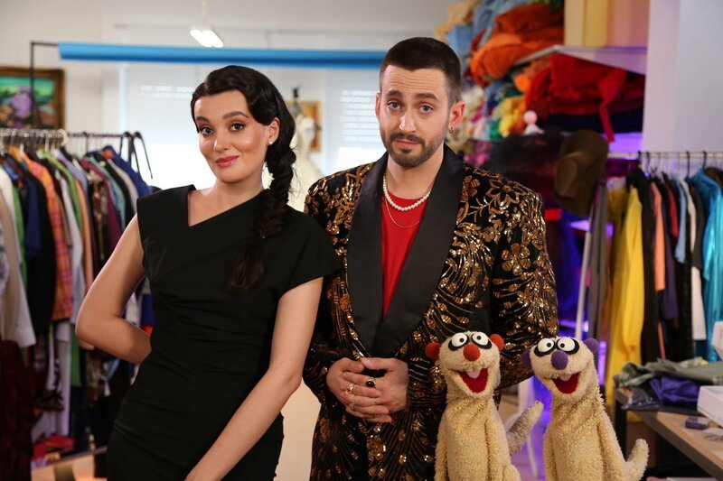 Jan und Henry treffen einen Modedesigner (Marti Fischer) und sein Model (Lara Morar). – Bild: NDR/​bigSmile