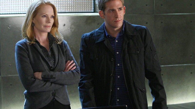 Catherine (Marg Helgenberger) und Greg (Eric Szmanda) müssen den Mord an Karen Jones aufklären, deren betrügerisches Handeln vielleicht ihr Todesurteil war. – Bild: MG RTL D /​ CBS