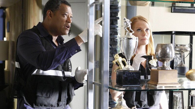 Bei ihren Ermittlungen im Haus des ermordeten Footballtrainers stellen Ray Langston (Laurence Fishburne) und Catherine (Marg Helgenberger) fest, dass in der Trophäensammlung des Coach zwei Stücke fehlen. – Bild: MG RTL D /​ CBS
