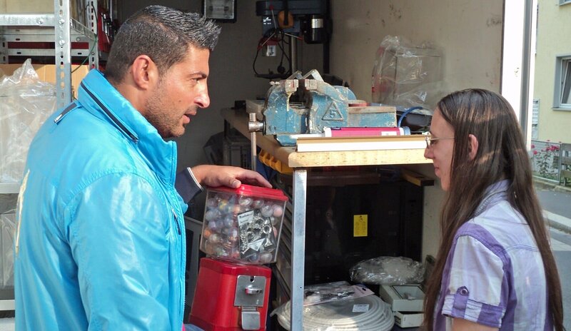 Trödelprofi Sükrü Pehlivan mit Stefans Frau Sabrina – Bild: RTL II