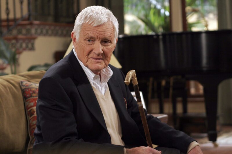 Will Charlie zur Rede stellen: Norman (Orson Bean) … – Bild: Warner Bros. Television Lizenzbild frei