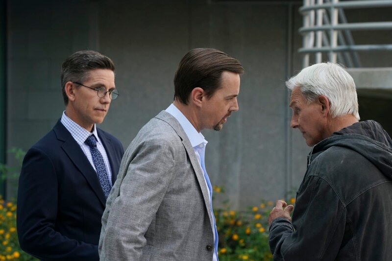 Brian Dietzen als Medical Examiner Jimmy Palmer, Sean Murray als NCIS Special Agent Timothy McGee, Mark Harmon als NCIS Special Agent Leroy Jethro Gibbs. – Bild: Michael Yarish /​ CBS /​ CBS ENTERTAINMENT /​ CBS Broadcasting, Inc.