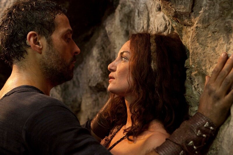 Ellen (Natalia Wörner) hat sich in ihre Höhle im Wald zurückgezogen. Tom (Rufus Sewell) würde sie gerne heiraten – doch Ellen zeigt wenig Neigung, ihr Leben nach kirchlichen Regeln zu leben … – Bild: TVP